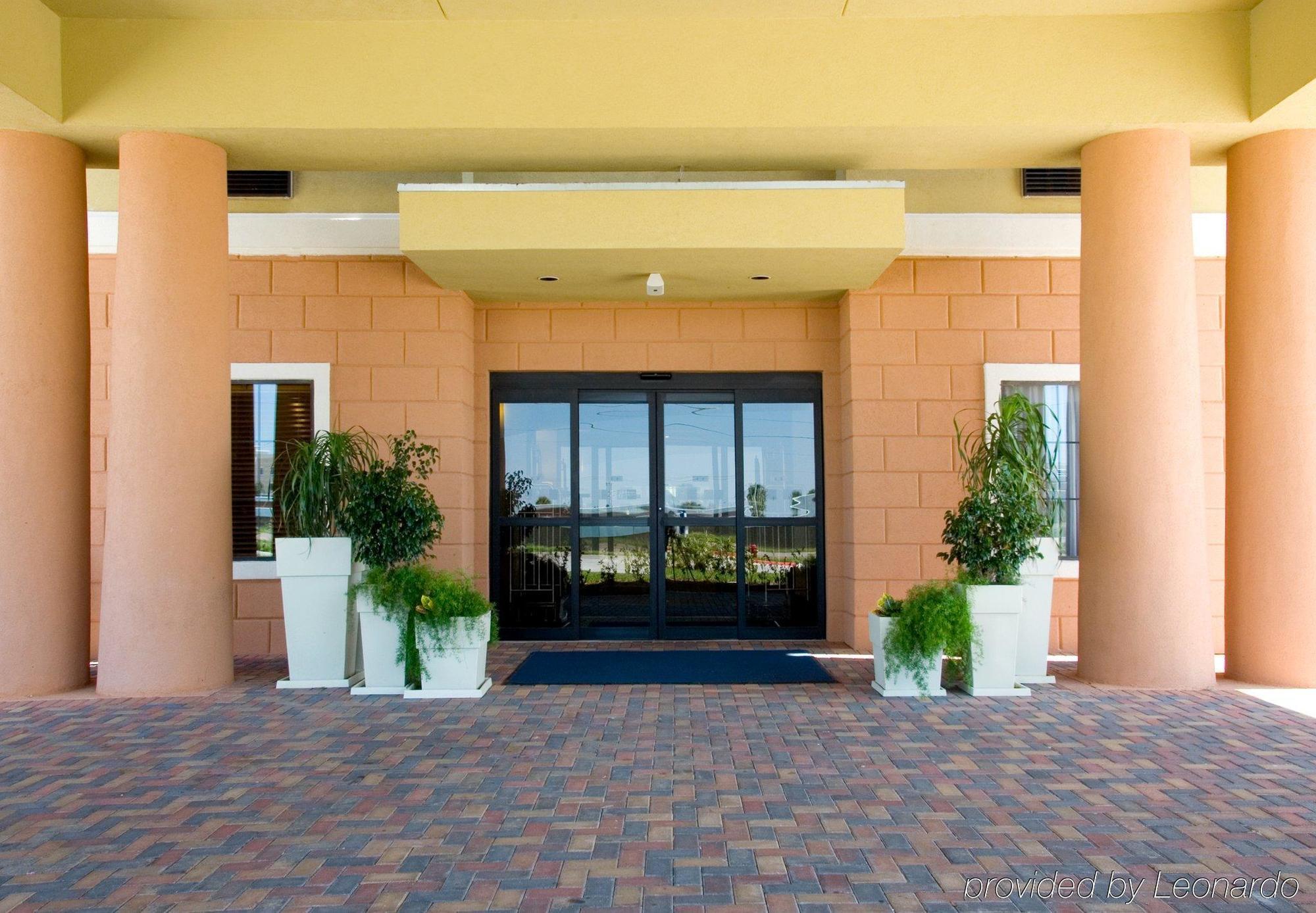 Holiday Inn Express Hotel And Suites Kingsville By Ihg Exterior photo